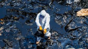 Perú declara emergencia ambiental por el derrame de petróleo en Tonga