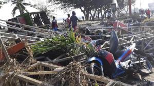 Más de 300 muertos por fuerte sismo y tsunami en Indonesia