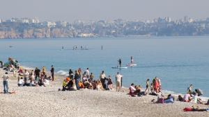 Antalya çimərlikləri turistlərlə doldu