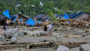 Inundaciones en Indonesia dejan al menos 89 muertos