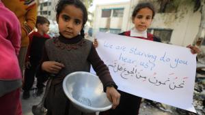 Los palestinos luchan, por un lado, contra los ataques israelíes y por otro, contra el hambre