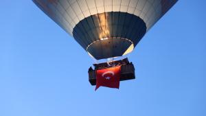卡帕多西亚热气球被土耳其国旗装扮一番