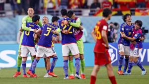 Japón vence a España 2-1 y ambas naciones pasan a los octavos de final del Mundial de fútbol