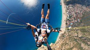 俄著名自由潜水员在土耳其旅游区体验滑翔伞运动