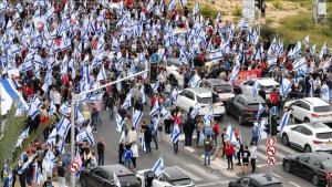 اسرائیل میں عدالتی اصلاحات بل کو ملتوی کرنے کے باوجود حکومت مخااف مظاہرے جاری
