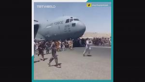 Los afganos trepan al avión de EEUU para huir de los talibanes en Afganistán