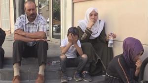 A családok a párt diyarbakiri központja előtt tüntetnek