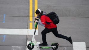 Kosovo entra in vigore un divieto per gli scooter, biciclette e monopattini elettrici