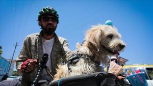 دوچرخه سواری جهانگرد تُرک با سگش در کشورهای عراق، ایران و افغانستان