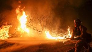 El fuego amenaza cientos de viviendas al norte de Los Angeles