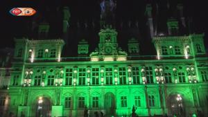 Zöld fénnyel világították meg a párizsi városháza épületét