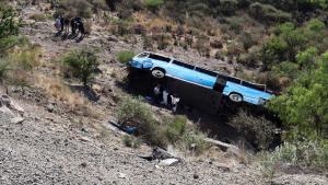 Al menos 6 fallecidos y 25 heridos cuando un autobús cae a barranco en México