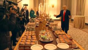 Con comida rápida recibe Trump al equipo ganador de fútbol americano universitario