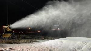 شهردار قیصریه ترکیه برای پیست اسکی این شهر برف مصنوعی تولید کرد