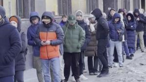 صفوف طولانی روس‌ها مقابل دستگاه‌های خودپرداز