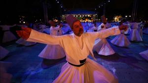 750 semazenes asisten al evento en Istanbul para homenajear a Mevlana