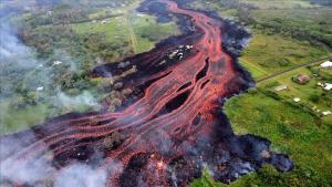El volcán activo más grande del mundo empieza a entrar en erupción en Hawái, EEUU