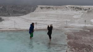 Los turistas entraron en la piscina termal bajo la nieve en Pamukkale