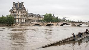 ورودی موزه لوور پاریس در چهارچوب تظاهراتهای اعتراض‌آمیز بسته شد