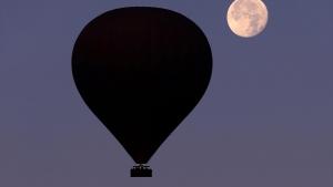 Un globo aerostático se incendia en el aire en Teotihuacán, México