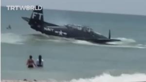 美国一架二战飞机发生机械故障紧急迫降在海上