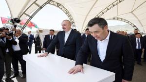 阿利耶夫与吉国总统从摆脱占领的村镇参加学校奠基仪式