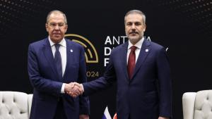 دیدارهای جداگانه هاکان فیدان با وزرای امور خارجه روسیه و کویت در آنتالیا