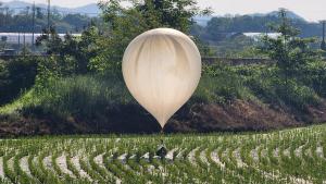 韩国上空飘浮来自朝鲜的垃圾气球