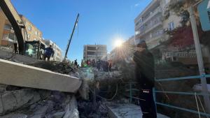 Aumenta el número de muertos en Türkiye por fuertes terremotos