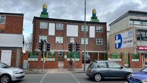 Anciano que caminaba a casa desde mezquita en Reino Unido es prendido en llamas por un atacante
