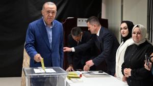 د تورکیې ولسمشر رجب طیب اردوغان د ولسمشرۍ ټاکنو د دویم پړاو په خاطر خپله رایه په استانبول کې وکاروله