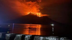 Вулканът Руанг започна да изхвърля в небето облаци лава и пепел