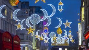 London egyik legforgalmasabb utcája először kapott különleges világítást a ramadán alkalmából