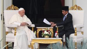 Papa Francesco è atterrato in Indonesia, la prima tappa del suo viaggio più lungo