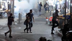 以色列警察袭击在清真寺里做礼拜的穆斯林