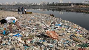 La India prohíbe plásticos de un solo uso para frenar la crisis ambiental
