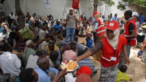 توزیع غذای گرم از سوی هلال‌احمر ترکیه بین مردم سومالی