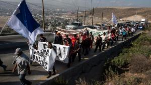 Cientos de integrantes de la caravana de migrantes protestan en Tijuana