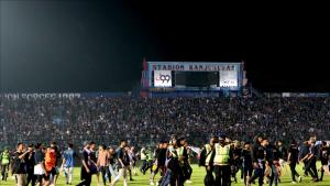 Disturbios y estampida en estadio de fútbol de Indonesia dejan 174 muertos