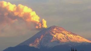 El Popocatepetl pintó de rojo el cielo tras erupción del domingo