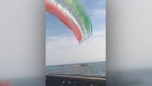 Италианските ВВС обагриха небето в цветовете на знамето...