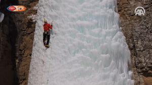 صعود کوهنوردان به آبشار یخی