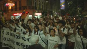 哥伦比亚学生上街游行支持和平