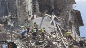 ایتالیا ده یوز بیرگن زلزله دن بیر تصویر