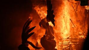 西班牙最著名的艺术节拉斯法利亚斯节在巨型木偶的燃烧中落幕