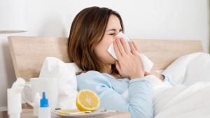 Remedios naturales para aliviar el resfriado común y la gripe, y el tratamiento antibiótico