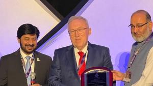 ترک سفیر کو حسن کارکردگی پر ایوارڈ عطا کیے جانے کے وقت صدر ایردوان کی پذیرائی