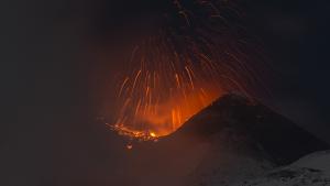 El volcán Etna en Italia volvió a arrojar cenizas y lava