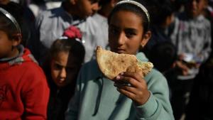 Un grupo de niños palestinos se manifiesta en Gaza para denunciar la hambruna