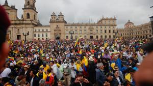 Több ezren tiltakoztak a kormány ellen Kolumbiában